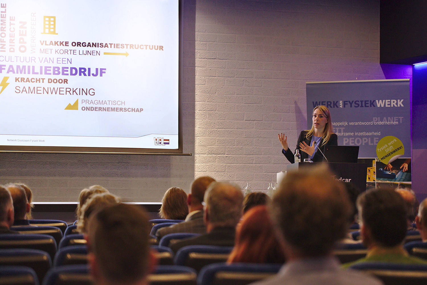 Sfeerimpressie bijeenkomst 2019: presentatie gastheer VDL